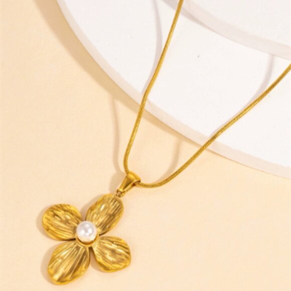 【Four-petal Flower】 Necklace 【Set with Pearls】 - Picture 1 of 1